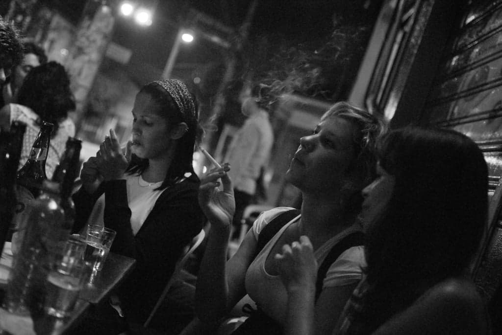O cigarro e a bebida estão muito associados